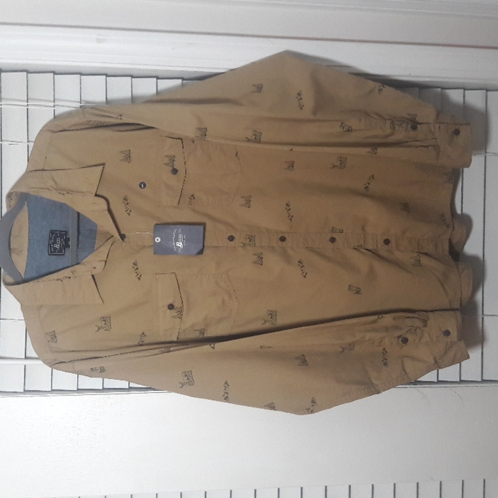 G.H. Bass & Co. Men's button down kaki outdoorsy print shirt